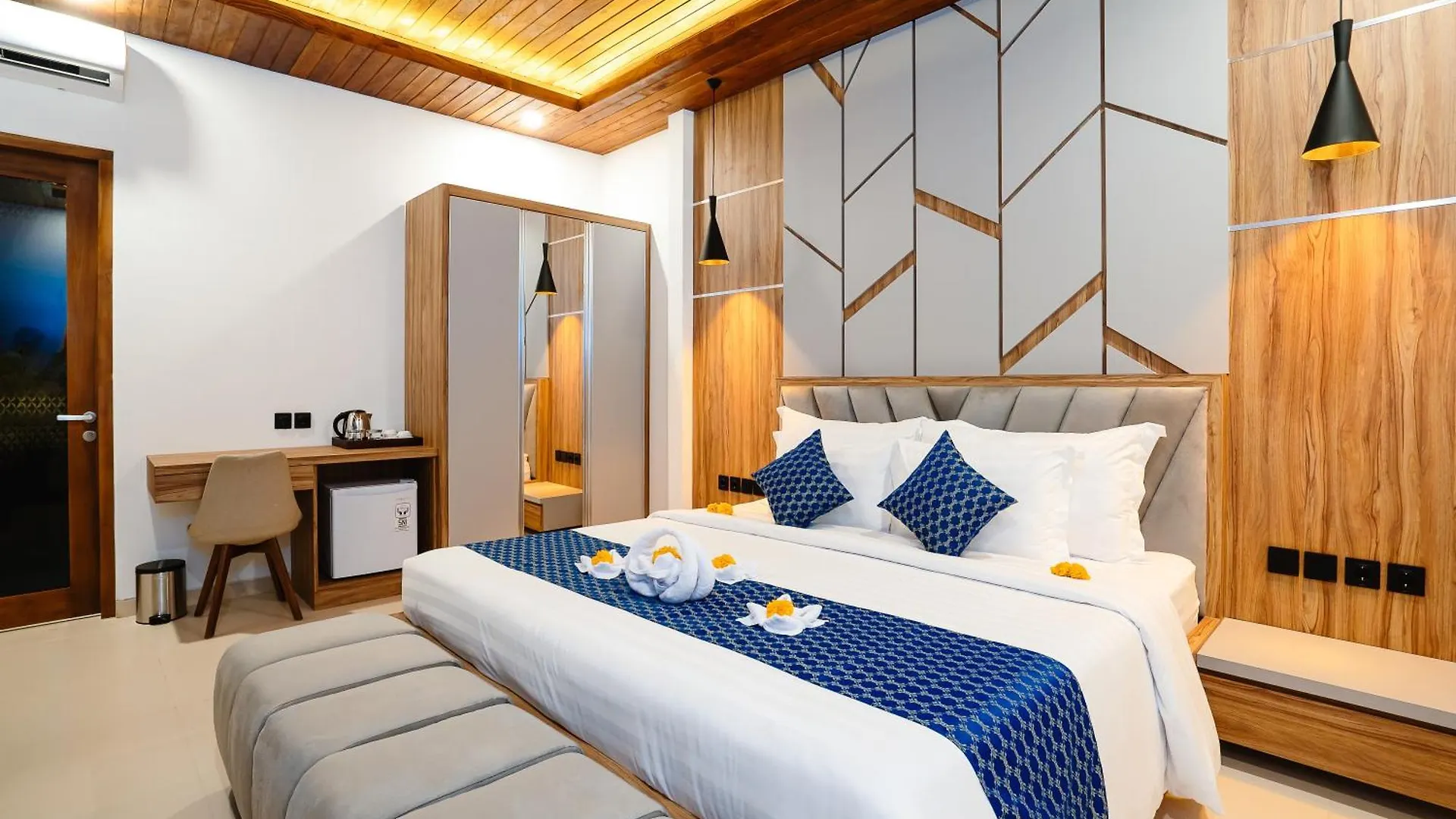 6 Bedroom High End Luxury Villa In Batu Belig, Seminyak Canggu