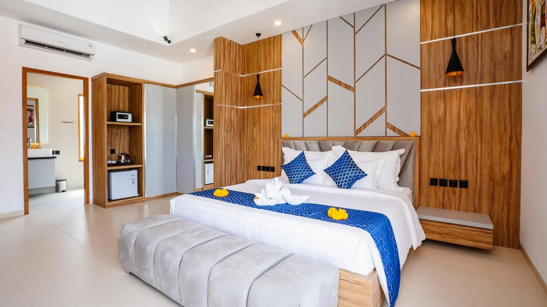 6 Bedroom High End Luxury Villa In Batu Belig, Seminyak Canggu  0*, Canggu (Bali)