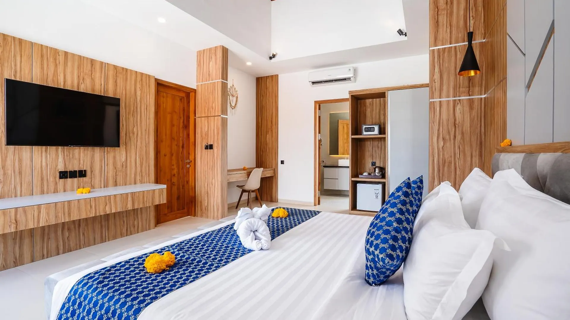 6 Bedroom High End Luxury Villa In Batu Belig, Seminyak Canggu  0*, Canggu (Bali)