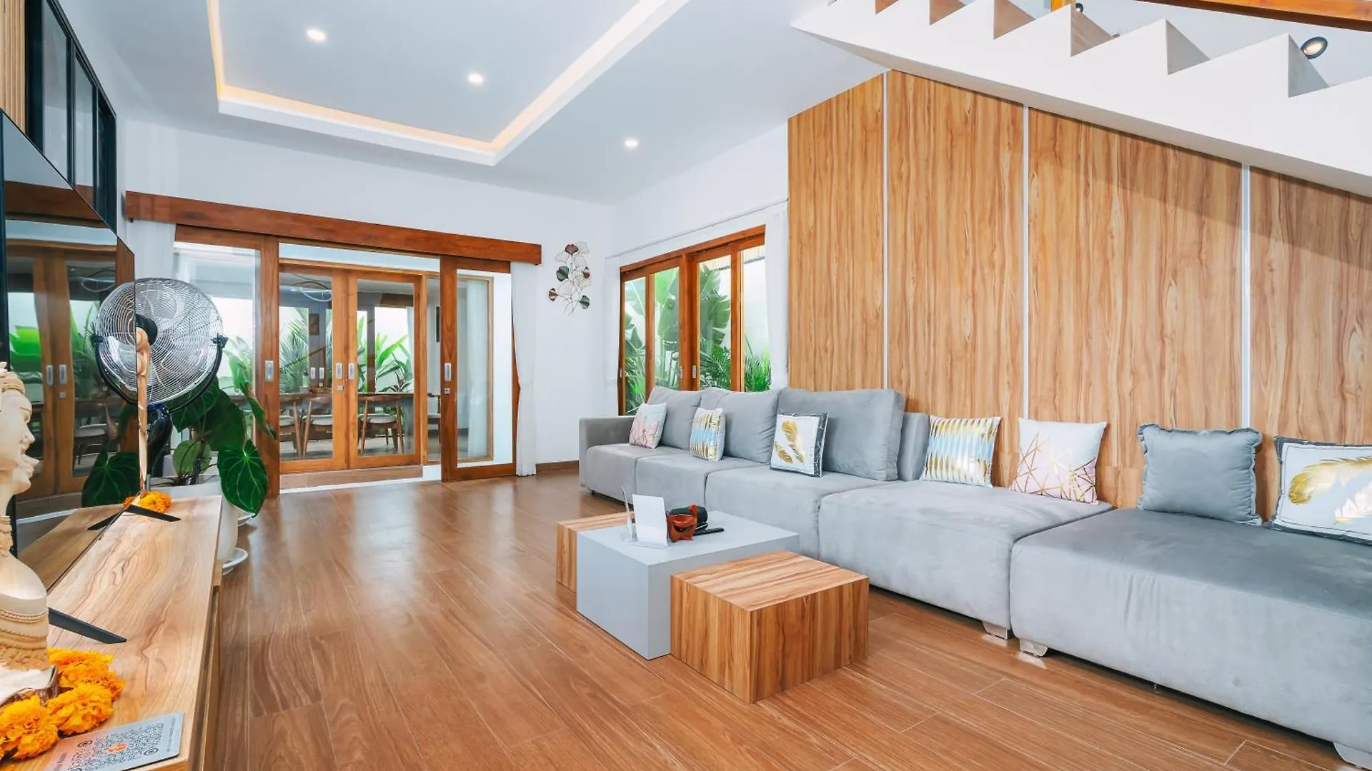 6 Bedroom High End Luxury Villa In Batu Belig, Seminyak Canggu
