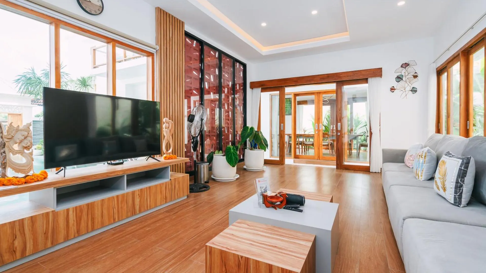 6 Bedroom High End Luxury Villa In Batu Belig, Seminyak Canggu