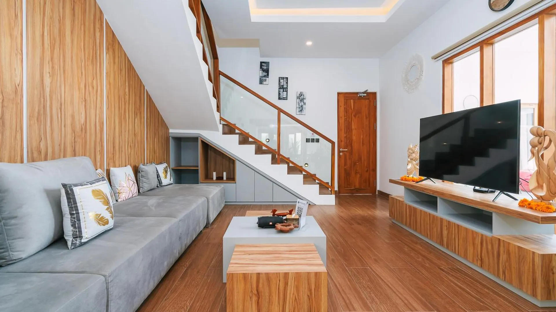 6 Bedroom High End Luxury Villa In Batu Belig, Seminyak Canggu