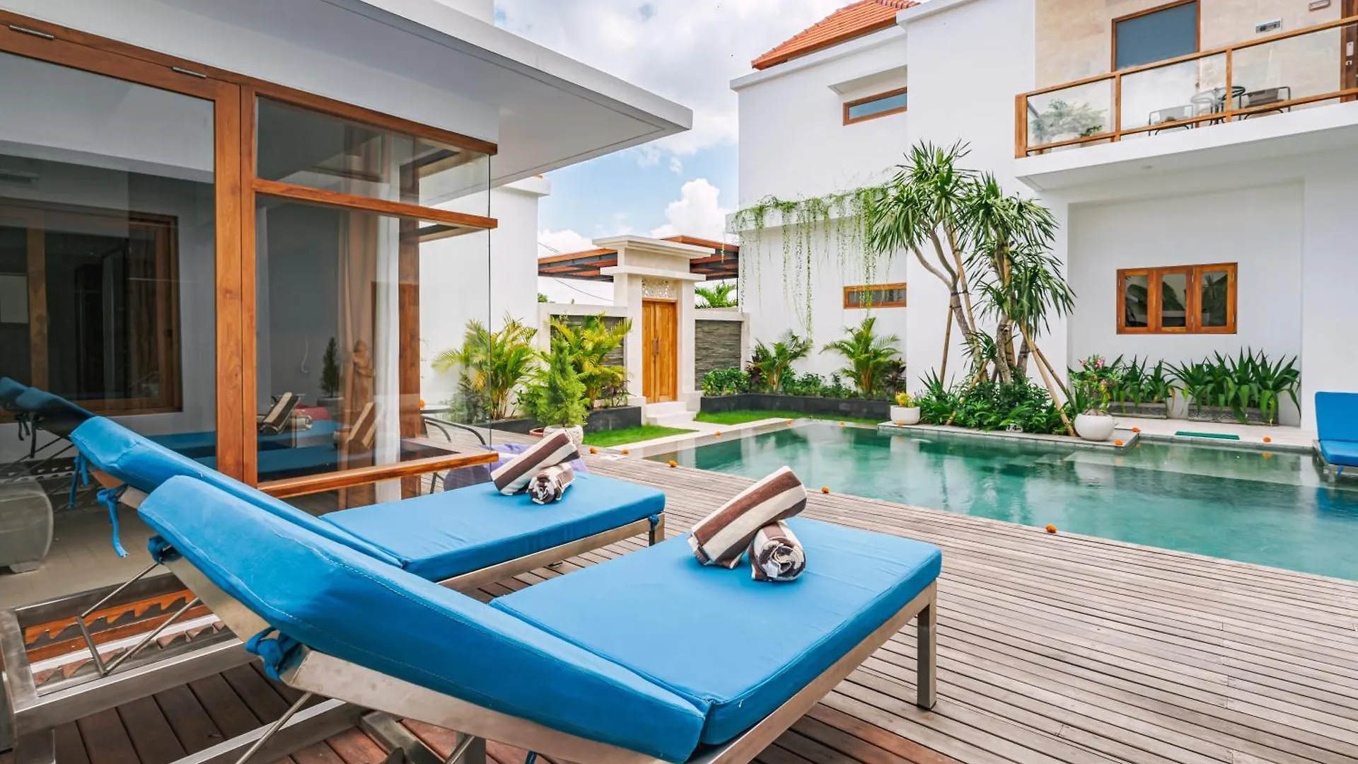 6 Bedroom High End Luxury Villa In Batu Belig, Seminyak Canggu