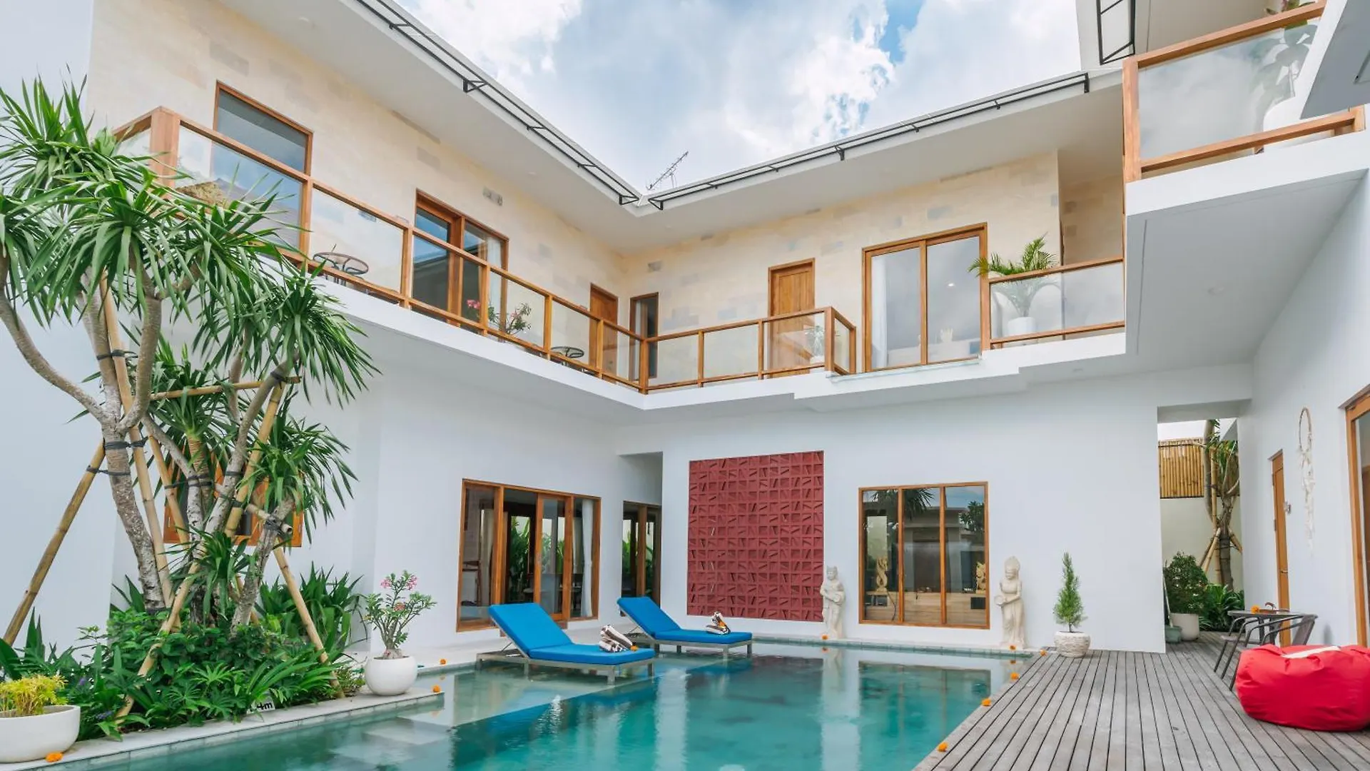 6 Bedroom High End Luxury Villa In Batu Belig, Seminyak Canggu